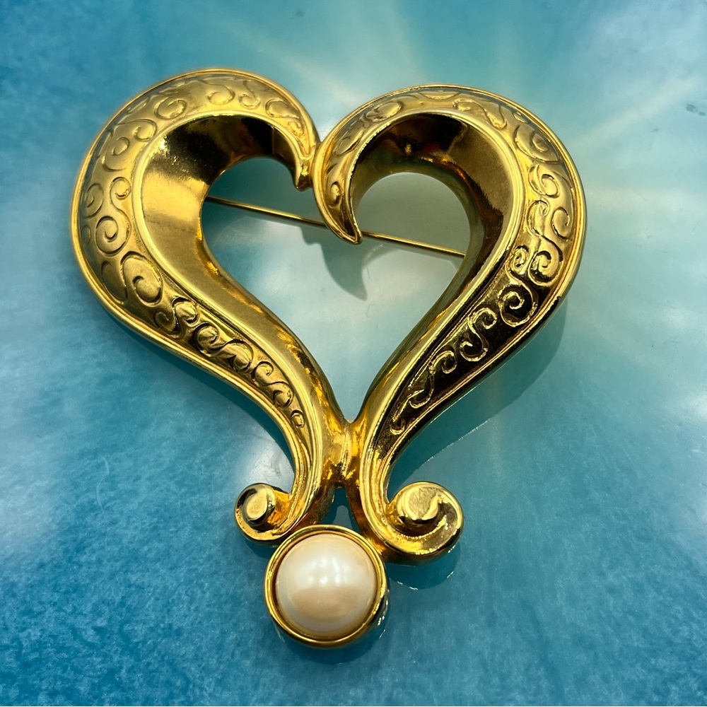 VINTAGE Marked AVON GOLD TONE BROOCH PIN WITH  PEARL HEART SHAPE